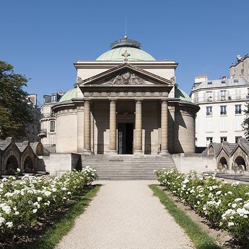chapelle expiatoire édifiée là où les corps de Marie Antoinette et Louis XVI ont été enterrés