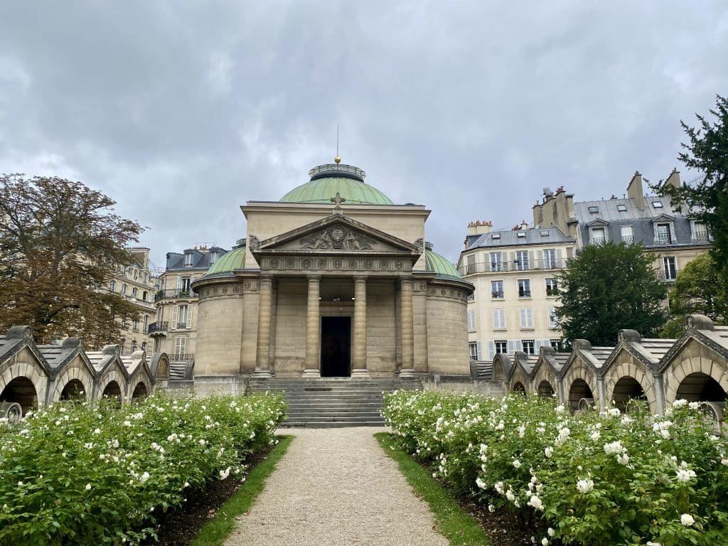 Le square Louis XVI et sa chapelle Expiatoire, un lieu méconnu de Paris, élevé en mémoire du roi guillotiné et de sa femme Marie-Antoinette, tous deux inhumés sur place à l'époque, dans l'ancien cimetière de la Madeleine.