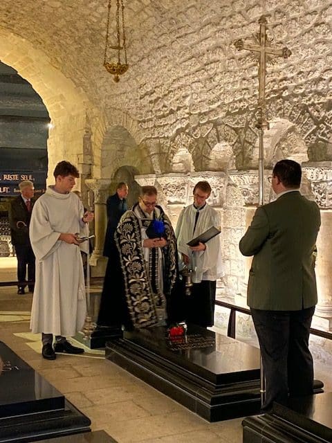 Bénédiction du caveau de Marie-antoinette à l'occasion d'une messe en sa mémoire à la basilique Saint-Denis.