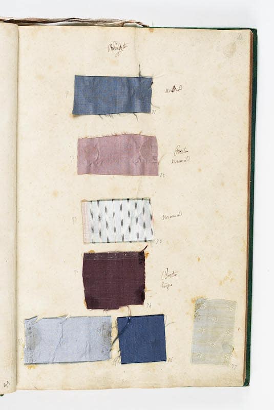 Extrait de la gazette des atours de Marie-Antoinette avec 7 morceaux de tissus de ses robes