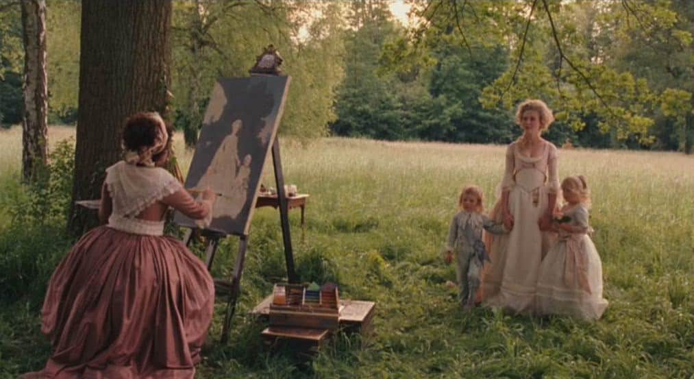 Extrait du film Marie-Antoinette de Sofia Coppola montrant la reine avec ses enfants posant devant une peintre que l'on imagine être Élisabeth Vigée Le Brun
