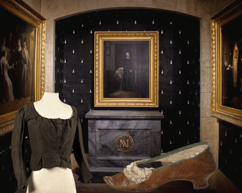 La chapelle expiatoire de la Conciergerie, le caraco et la chaussure de Marie-Antoinette.