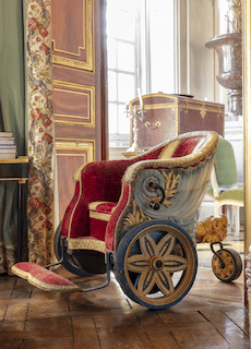 Fauteuil roulant du dauphin Louis-Joseph, fils de Marie-Antoinette, conservé au château du Champ de Bataille dans l'Eure.