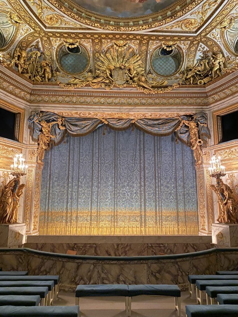 Le rideau bleu et or du théâtre de Marie-Antoinette.