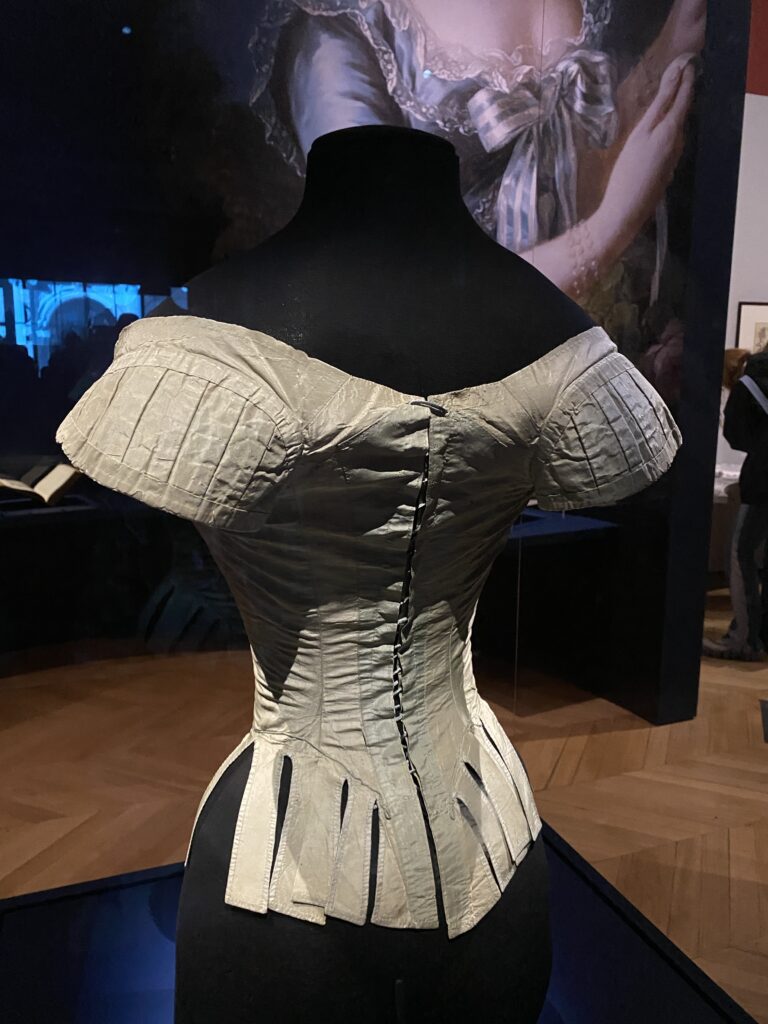 Emmanchures du corset de Marie-Antoinette du palais Galliera