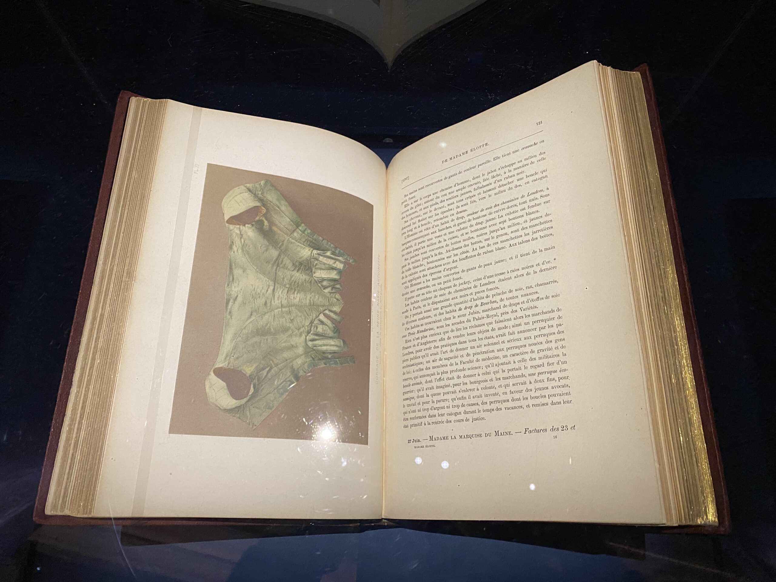 photographie du corset de marie-antoinette dans le livre modes et usages au temps de marie-antoinette du comte de reiset